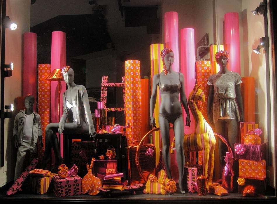 shopwindow-display-christmas-giftbox-candys-international.jpg