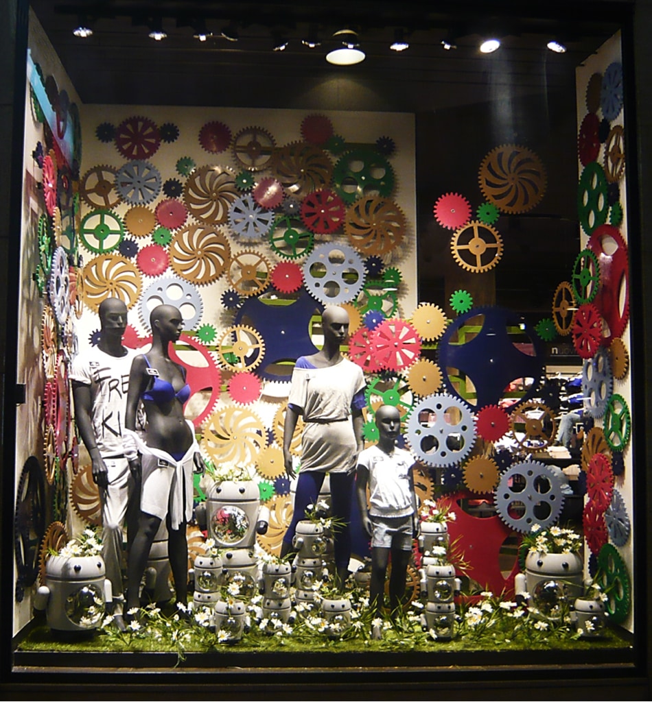 shopwindow-display-rotating-wheels-candys-international.jpg