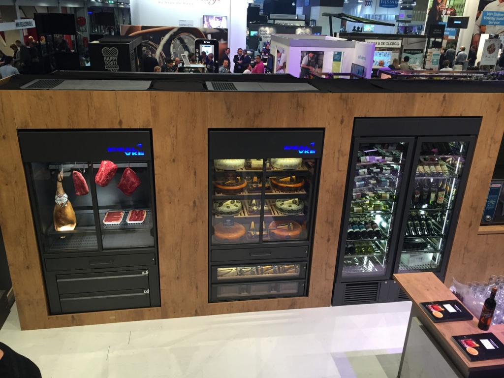 csm_IDEAL-AKE_Fleisch-Kaesekuehlvitrinen_FleischkA__hlvitrine-FKV_Kaesekuehlvitrine-KKV_Weinklimaschrank-WKS_Messe-Horecava-2017_ad52accac0.jpg