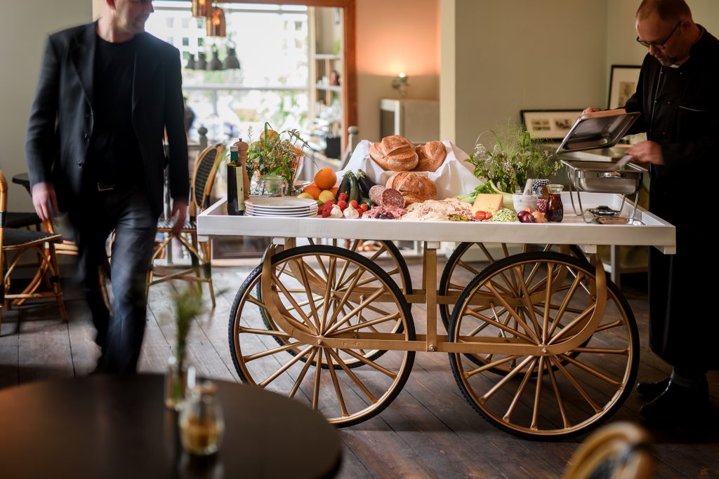 mobiler-tisch-buffetwagen-1024x683.jpg