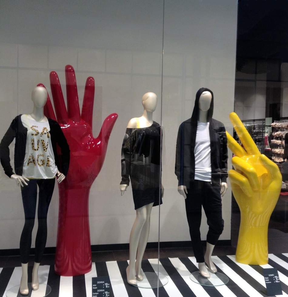shopwindow-display-colored-hands-fiberglass-candys-international.jpg