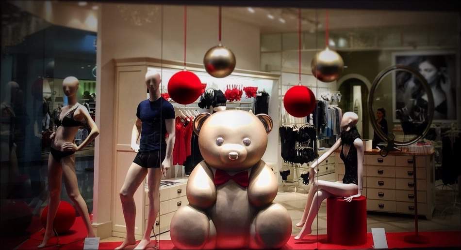 shopwindow-display-bear-frp-candys-international.jpg