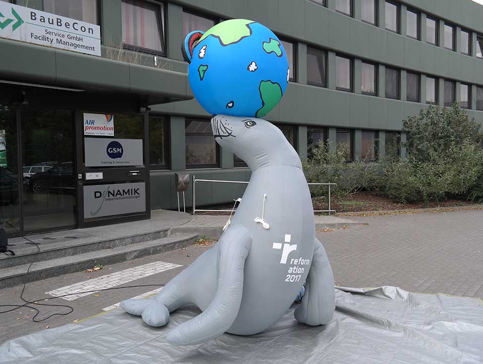 aufblasbare-robbe-weltkugel.jpg