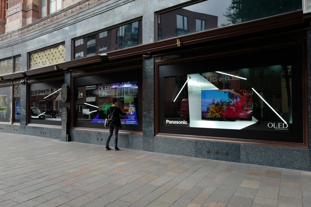 Dart_LGxHarrods2019_300dpi_RGB_YJC_L1050675-1215x810.jpg